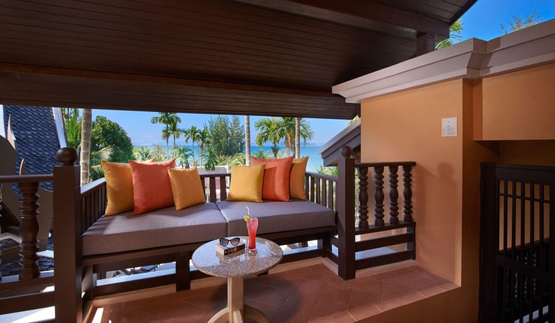 AMARI VOGUE GRAND DELUXE ROOM SITTING AREA
